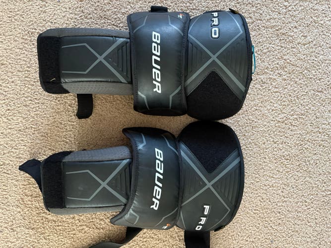 Bauer pro goalie knee guards