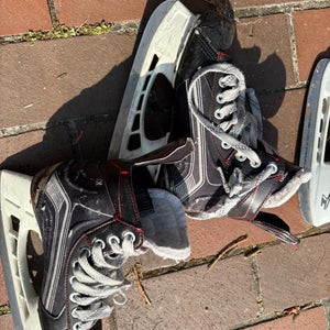 Unbranded Hockey Skates Size 3.5 (Used)
