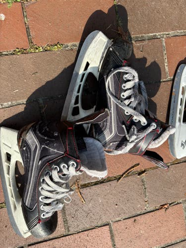 Unbranded Hockey Skates Size 3.5 (Used)