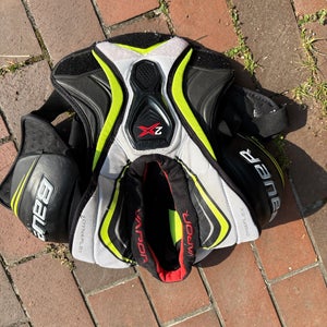 Bauer shoulder pads, no size