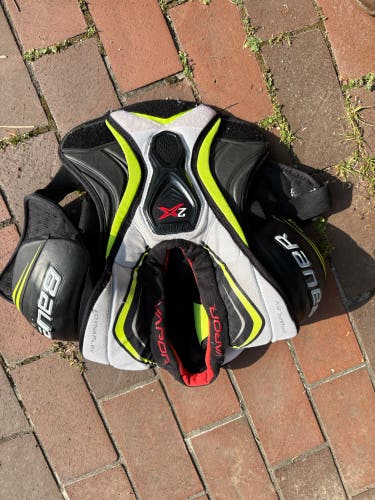 Bauer shoulder pads, no size