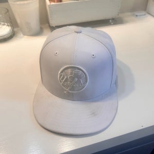 White 7 1/2 Men's Mitchell & Ness Hat (Used)