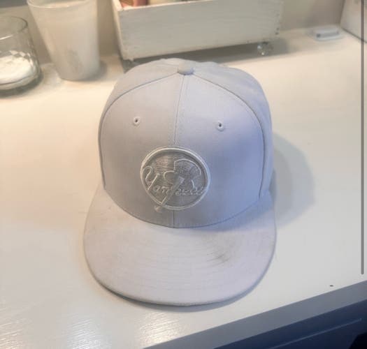 White 7 1/2 Men's Mitchell & Ness Hat (Used)