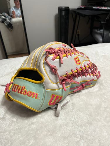 2025 Wilson RH Outfield A2000 Baseball Glove 12.75" (New)