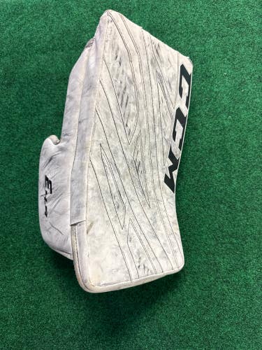 White Intermediate CCM Eflex 4.9 Goalie Blocker Regular (Used)
