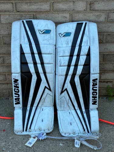 26" Junior Vaughn Velocity V9 Goalie Leg Pads (Used)