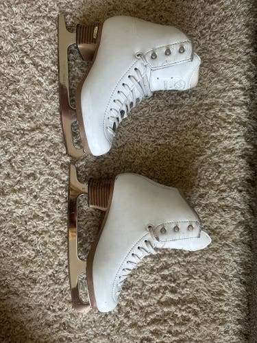 Jackson Ultima Elle Figure Skates B Junior 2 (Used)