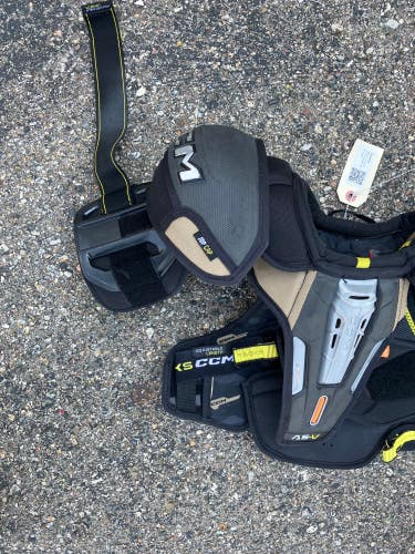 CCM Tacks AS-V Shoulder Pads – Junior Medium