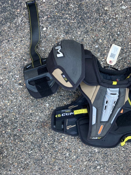 CCM Tacks AS-V Shoulder Pads – Junior Medium