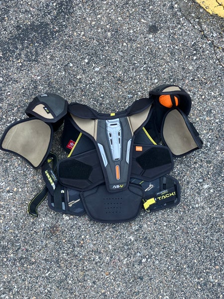 Medium Junior CCM AS-V Shoulder Pads (Used)