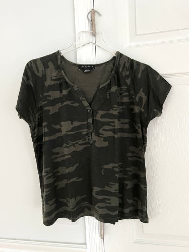 Sanctuary Women's Green Camo Short Sleeve V-Neck T-Shirt Size L buttons pullover