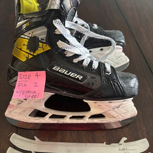 Bauer Supreme Hockey Skates Size 4 (Used)