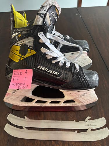 Bauer Supreme Hockey Skates Size 4 (Used)