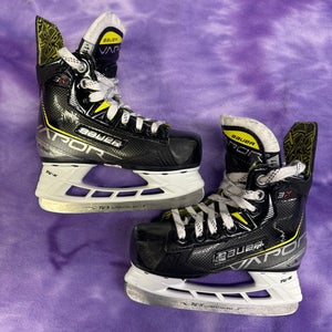 Youth Bauer Vapor 3X Hockey Skates Regular Width 11 (Used)