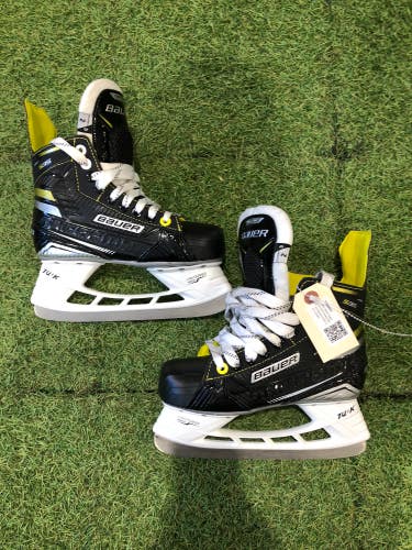Junior Bauer Supreme S35 Hockey Skates Regular Width Size 2.0 (Used)