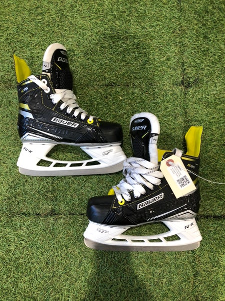 Junior Bauer Supreme S35 Hockey Skates Regular Width Size 2.0 (Used)