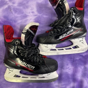 Intermediate Bauer Vapor X4 Hockey Skates Regular Width Size 5 (Used)