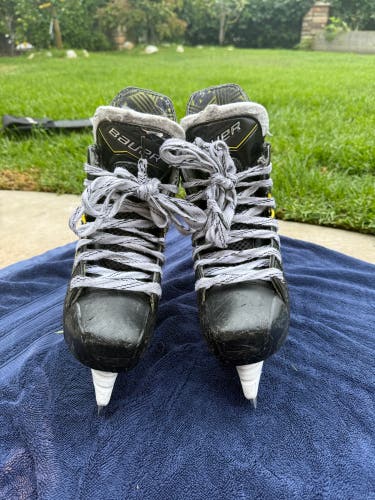 2022 Bauer Supreme M40 Hockey Skates Regular Width  Size 2.5 (Used)