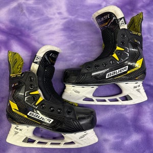 Junior Bauer Supreme M4 Hockey Skates Extra Wide Width Size 2.5 (Used)
