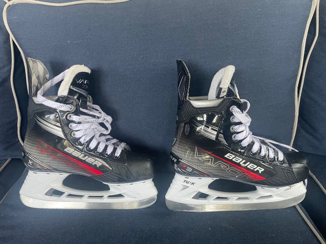 2023 Bauer Vapor 3X Hockey Skates Regular Width 5 (Used)