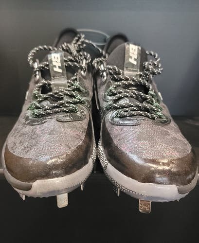 Men's Size M 7.0 (W 8.0) Youth Under Armour Low Top Metal (New)