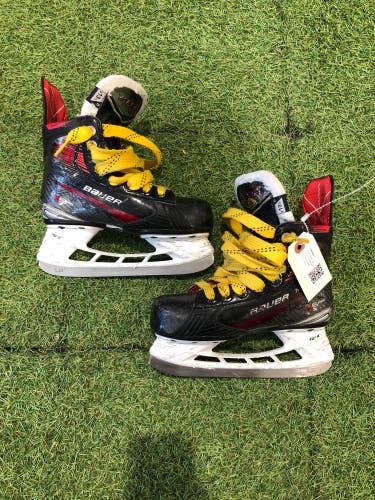 Youth Bauer Vapor X5 Pro Hockey Skates Regular Width 13.5 (Used)