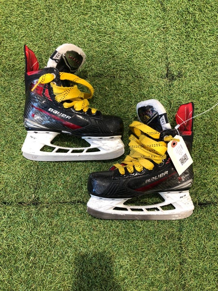 Youth Bauer Vapor X5 Pro Hockey Skates Regular Width 13.5 (Used)