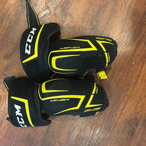 Small Junior CCM Tacks 9040 Elbow Pads  (Used)