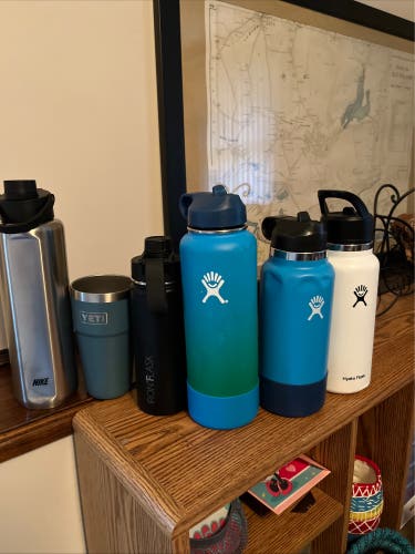 6 Assorted Insulated Bottles.(1 Yeti, 3 Hydro Flask, Nike, and Iron Flask)