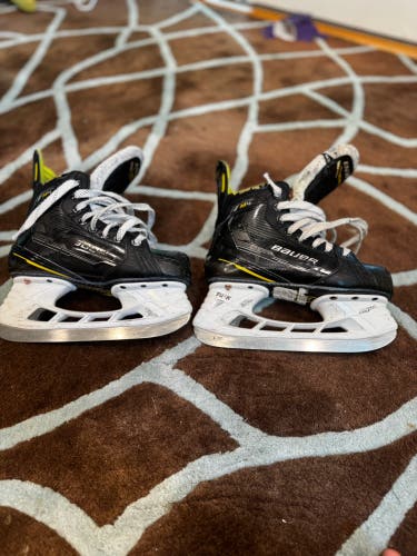 2022 Bauer Supreme M4 Hockey Skates  Size 4 (Used)
