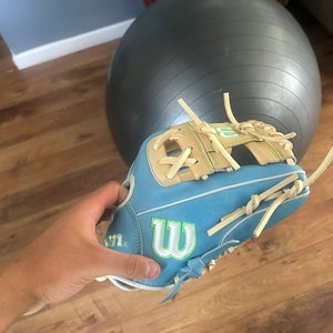 2024 Wilson A2000 RH Infield Baseball Glove 11" (New)