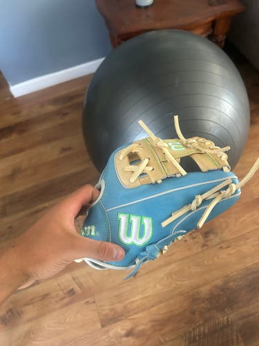 2024 Wilson A2000 RH Infield Baseball Glove 11" (New)