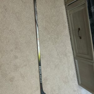 Intermediate Bauer Vapor Hyperlite 2 Left Hand Hockey Stick P92M (New)