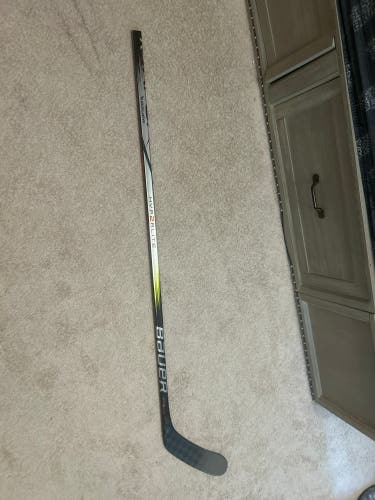 Intermediate Bauer Vapor Hyperlite 2 Left Hand Hockey Stick P92M (New)