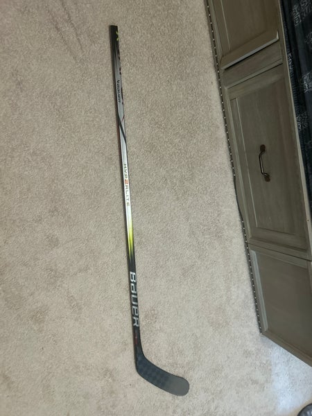 Intermediate Bauer Vapor Hyperlite 2 Left Hand Hockey Stick P92M (New)