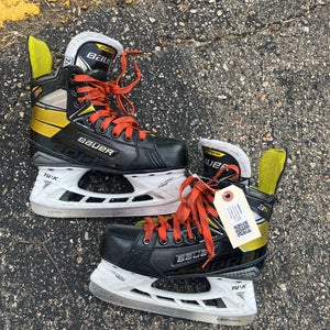 Junior Bauer Supreme 3S Hockey Skates Regular Width Size 2.5 (Used)
