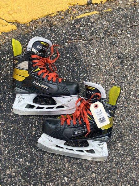 Junior Bauer Supreme 3S Hockey Skates Regular Width Size 2.5 (Used)