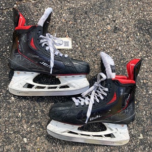Intermediate Bauer Vapor 3X Pro Hockey Skates Size 5.5 (Used)
