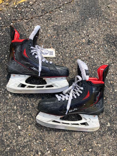 Intermediate Bauer Vapor 3X Pro Hockey Skates Size 5.5 (Used)