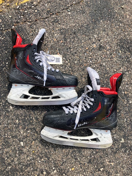 Intermediate Bauer Vapor 3X Pro Hockey Skates Size 5.5 (Used)