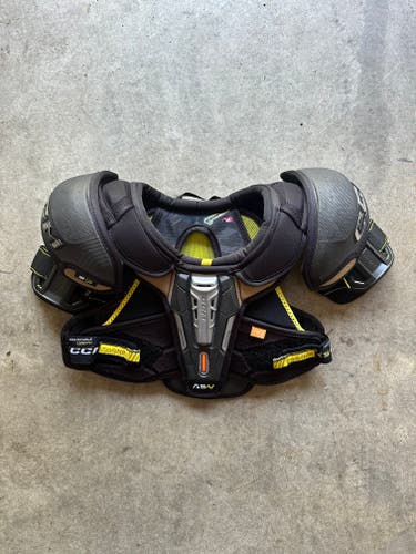 Medium Junior CCM Tacks AS-V Shoulder Pads (Used)