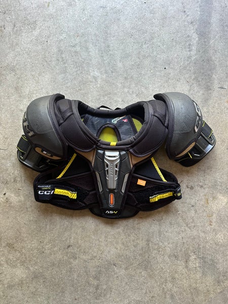 Medium Junior CCM Tacks AS-V Shoulder Pads (Used)