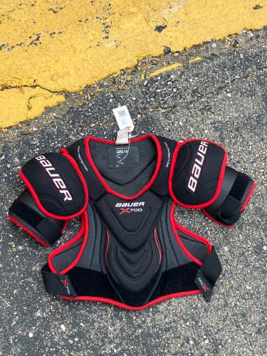 Small Senior Bauer Vapor X700 Shoulder Pads (Used)