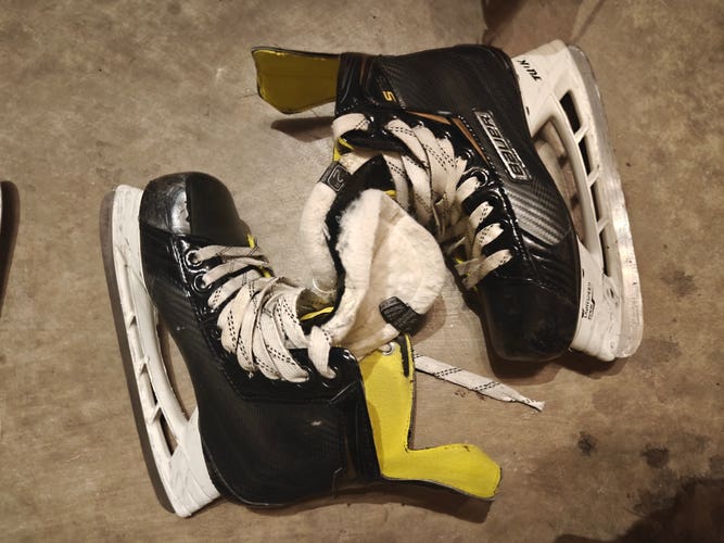 Bauer Supreme S25 Hockey Skates Regular Width Size 2 (Used)