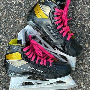 Intermediate Bauer Supreme 3S Hockey Skates Regular Width Size 4 (Used)