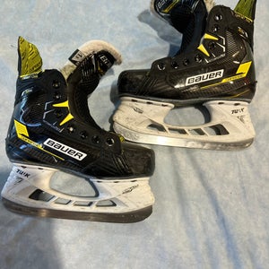Junior Bauer Supreme M4 Hockey Skates Extra Wide Width Size 1.5 (Used)