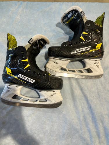 Junior Bauer Supreme M4 Hockey Skates Extra Wide Width Size 1.5 (Used)