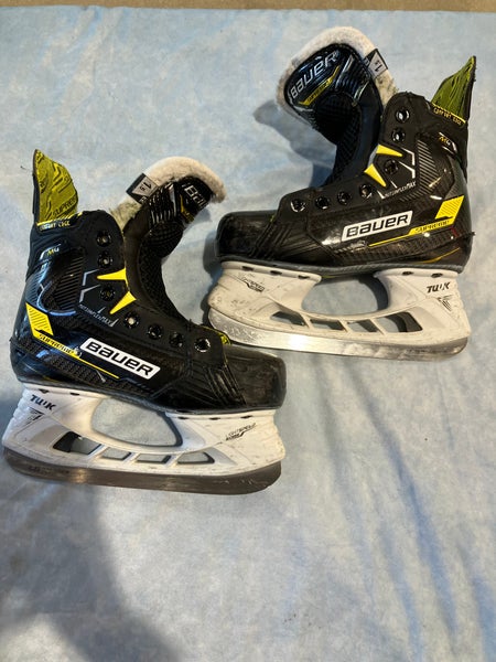Junior Bauer Supreme M4 Hockey Skates Extra Wide Width Size 1.5 (Used)