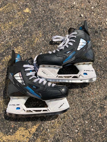 Junior True TF9 Hockey Skates Size 5.5 (Used)