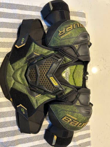 Bauer GS shoulder pads Medium